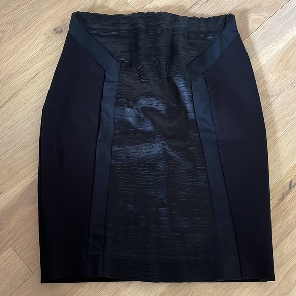 Really cool pencil skirt with snake-like insert. - Picture 2 of 6